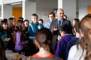 Der welsche Bundesrat Alain Berset, hier mit Kindern zusammen anlässlich des nationalen Zukunftstags 2012, macht den Kantonen klare Ansagen bei den Fremdsprachen in der Primarschule. (Bild: Keystone/Peter Klaunzer)