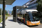 Über eine Vorrichtung an der Haltestelle wird die Batterie des Tosa-Busses – hier in Genf – aufgeladen. Bild: ETH Lausanne