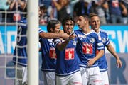 Der FC Luzern ist im Schweizer Cup eine Runde weiter. Im Bild: Luzerns Dario Lezcano bejubelt sein 3:2 im Super League Spiel zwischen dem FC Luzern und GC Zuerich am Sonntag, 13. September 2015 in der Swissporarena Luzern. (Bild: Philipp Schmidli)