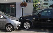 Auf dem Dorfplatz in Unterägeri sind zwei Autos kollidiert. (Bild: Zuger Polizei)