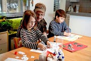 Adrian K. hilft seinen Kindern Laila (7) und Leon (9) bei den Hausaufgaben. (Bild: Nadia Schärli /Neue LZ)
