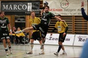 Mit vielversprechender Leistung: Fabio Baviera setzt gegen die Lakers Stäfa zum Schuss an. (Bild: Roger Zbinden / Neue LZ)