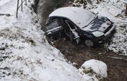 Das Auto landete im Rykenbach. (Bild: Luzerner Polizei (Ebersecken, 15. Februar 2018))
