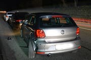 Die Autos sind nach dem Auffahrunfall lädiert. (Bild: Luzerner Polizei (Buchrain, 8. Januar 2018))
