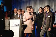 Die abtretende MAZ-Direktorin Sylvia Egli von Matt übergab gestern die Leitung an ihren Nachfolger Diego Yanez (hinter dem Pult) im Kreise von MAZ-Dozenten. (Bild Corinne Glanzmann)