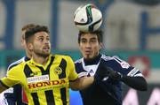 FCL-Stürmer Dario Lezcano (rechts), im Zweikampf mit Leonardo Bertone, hat Pech mit zwei Pfostentreffern. (Bild: Phiilipp Schmidli / Neue LZ)
