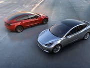 Tesla verfehlt beim S die Bestnoten. Das Tesla Model 3, das auf dem Bild zu sehen ist, soll ab Freitag in Produktion. (Archiv) (Bild: KEYSTONE/EPA TESLA MOTORS/HANDOUT HANDOUT)