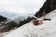 Meter für Meter befreit die Fräsmaschine das Bahntrassee von den Schneemassen. (Bild: Manuela Jans / Neue LZ)