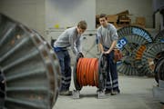 Die beiden EWL-Lehrlinge Luca Stalder (links) und Kilian Leutwyler bereiten provisorische Stromanschlüsse vor. (Bild: Dominik Wunderli / Neue LZ)
