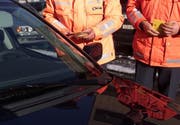 Die Zuger Polizei bei einer Fahrzeugkontrolle. (Archivbild Alexandra Wey/Neue ZZ)