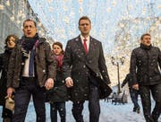 Alexei Nawalny (Mitte) auf dem Weg zur Anhörung vor der Wahlkommission im weihnächtlichen Moskau. (Bild: Evgeny Feldman/EPA (25. Dezember 2017))