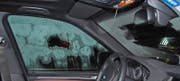 In der Frontscheibe hilft nur das «Guckloch» für die Sicht auf die Strasse. Die Seitenscheibe ist gar nicht freigekratzt. (Bild: Luzerner Polizei)