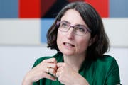 Regierungsrätin Manuela Weichelt im Gespräch. Sie führt die Zuger Direktion des Innern. (Bild: Stefan Kaiser / Neue ZZ)