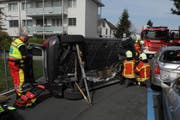 Das Auto des 73-Jährigen landete nach dem Crash auf der Seite. (Bild: Kapo Schwyz)