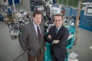 Sie führen die Schurter AG in Luzern: Der Verwaltungsratspräsident Hans-Rudolf Schurter, links, und Ralph Müller (CEO Holding) in den Produktionsräumlichkeiten. (Bild: Pius Amrein / Luzern, 7.4.2017)