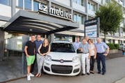 Sponsoren und Macher der 10. Zentralschweizer Jassmeisterschaft 2016. Von links: Mauro Nosetti, Geschäftsinhaber/Geschäftsführer Interbike Sport-Shop AG; Roger Bisang, Werbeleiter Otto’s; Pascale Gubler, Marketing Hammer Auto Center AG; Siegerpreis City-Flitzer «Fiat Panda Cool» im Wert von 10 400 Franken; Sepp Bucher, Geschäftsinhaber/Geschäftsführer Pilatus Getränke AG; Ernst Marti, Leiter 10. Zentralschweizer Jassmeisterschaft 2016; Herbert Wicki, Direktor/Gastgeber SolbadHotel Sigriswil; Heidi Reimold, Sponsoring & Events Pax-Versicherung; Hansjörg Kaegi, Organisator 10. Zentralschweizer Jassmeisterschaft 2016 Luzerner Zeitung und Regionalausgaben. (Bild: Alfons Gut (12. September 2016).)