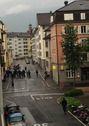 Ausschreitungen an der Bireggstrasse Ecke Bleicherstrasse. Ein Mann wird von den Chaoten verprügelt und liegt am Boden. (Bild: Leserbild)