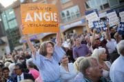 Eine Sympathisantin von Kanzlerin Merkel bei einer Wahlveranstaltung in Berlin. Bild: Markus Schreiber/AP (Berlin, 19. September 2016)