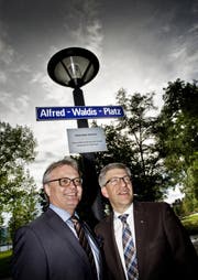Wagten sich erst später auf den Platz mit der Namenstafel: Stadtpräsident Stefan Roth (links) und Verkehrshausdirektor Martin Bütikofer. (Bild: Pius Amrein / Neue LZ)