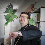 Abt Christian (50), seit 2010 Vorsteher des Klosters in Engelberg, mit zwei seiner Papageien. (Bild: Pius Amrein (Engelberg, 7. April 2017))