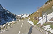 Die Sustenstrasse bei bei Färnigen wird mit einer Holzpalisadenwand besser geschützt. (Bild: Google Streetview)