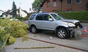 Am Unfallauto entstand beträchtlicher Schaden. (Bild: Zuger Polizei)
