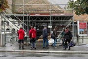 Kein Zutritt: Der Eingang zur Kapellbrücke auf der Bahnhofstrasse ist zurzeit gesperrt. (Bild Nadia Schärli)
