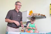 Er hat die Zeichen der Zeit bereits erkannt: Pius Bürki, Kinderarzt in Baar und Präsident der Zuger Gesellschaft für Hausarztmedizin, arbeitet in einer Gruppenpraxis. Gruppenpraxen sind vor allem bei jüngeren Hausärzten beliebt. (Archivbild Maria Schmid / Neue LZ)
