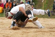 Benji von Ah, oben, gewinnt den Allweg Schwinget. (Bild: Philipp Schmidli / Neue LZ)