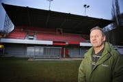Beat Vonarburg, Präsident des FC Kickers, vor der sanierungsbedürftigen Haupttribüne. (Bild: Corinne Glanzmann/Neue LZ)