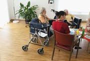 Wohnformen im Alter - Betreutes Wohnen: Menschen, die nicht stark pflegebedürftig sind, ziehen betreutes Wohnen dem Altersheim vor. (Bild: Keystone (Archiv))