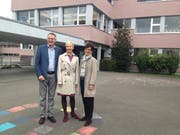 v.l.n.r.: Andreas Madoery, Projektleiter Immobilien Stadt Luzern, Stadträtin und Baudirektorin Manuela Jost (GLP), Vreni Völkle, Rektorin der Volksschule beim Schulhaus Rönnimoos. (Bild: Gabriela Jordan / LZ)