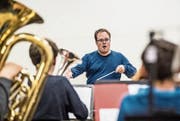 Dirigent Manuel Imhof bereitet sich mit der Jugend-Brass-Band Oberer Sempachersee auf den Wettbewerb in Montreux vor. (Bild: Nadia Schärli (Neuenkirch, 14. November 2017))