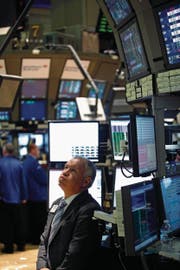 Ein Börsenhändler verfolgt auf einem Bildschirm die Entwicklung an den Aktienmärkten. Wer an der Börse grosse Risiken eingeht, muss auch mit grossen Verlusten rechnen.