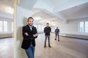 Yves Herger, Inhaber und Creative Director, Mathias Bamert, CEO, und Beat Schuler, CFO, (von links) in den neuen Büroräumlichkeiten an der Neustadtstrasse 3 in Luzern. (Bild: PD)