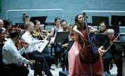 Die Cello-Solistin Chiara Enderle (rechts) spielt ihren Part perfekt. (Bild: Stefan Kaiser (Zug, 1. Juli 2017))