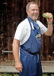 «Captain Jack» alias Hans-Peter Flamm will Schweizern unter anderem das Fischbrötchen näherbringen. (Bild Nadia Schärli)