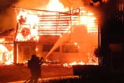 Das Feuer zerstört den Stall. (Bild: Kantonspolizei Schwyz)