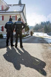 Zwei Polizisten riegeln das Gebiet in Malters ab, wo sich eine 65-jährige Frau das Leben genommen hat. Bild: Alexandra Wey/Keystone (9. März 2016)