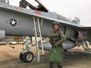 Andreas Kuhn vor einer F/A-18 Hornet – dem Flugzeugtyp, den er auch in der Schweiz fliegt. (Bild: Michael Weinmann/SRF (März 2017))