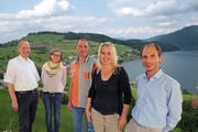 Vertreter des Bezirks Küssnacht stellen die neuen Pächter des Gutsbetriebs Sunnehof vor (von links): Statthalter Armin Tresch, Landschreiber-Stellvertreterin Jeanette Kenel, Markus Hofstetter, Susanne Barth und Bezirksammann Michael Fuchs. (Bild PD)