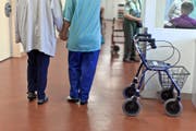 Betreuerin und Patientin in einem Pflegeheim. (Bild: Keystone)