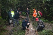 Helfer der Landjugend Pilatus bauen einen Weg aus «Holzprügeln». (Bild: Pro Pilatus / Alois Häcki)