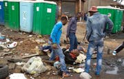 Bei ausländerfeindlichen Unruhen am 18. April hat eine Gruppe farbiger Südafrikaner in der Township von Alexandra den Mosambikaner Emmanuel Sithole niedergeschlagen. Der junge Mann wird kurz danach erstochen. (Bild: Keystone/Gallo Images)