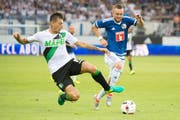 2016 scheitert der FCL an Sassuolo. Jakob Jantscher (rechts) im Zweikampf mit Francesco Acerbi. (Bild: Urs Flüeler/Keystone (Luzern, 28. Juli 2016))