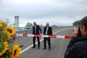 Regierungsrat Robert Küng (rechts) und Kari Huber, Gemeindepräsident von Neuenkirch, bei der offiziellen Eröffnung am Dienstag. (Bild: Ismail Osman)