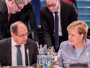 Die deutsche Kanzlerin Angela Merkel rügt ihren Agrarminister Christian Schmidt. Der CSU-Politiker hatte im Alleingang die weitere Verwendung des Umstrittenen Unkrautgifts Glyphosat in der EU gutgeheissen und so in Deutschland für heftige Kritik vor allem seitens der SPD gesorgt. (Archivbild) (Bild: Keystone/DPA dpa/MICHAEL KAPPELER)