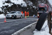 Eines der massiven Räder prallte in einen Opel. (Bild: Geri Holdener / Bote der Urschweiz)