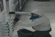 Der erste der beiden Täter, welche in das Optikergeschäft in der Neustadtpassage in Zug eingebrochen sind. (Bild: Zuger Polizei)