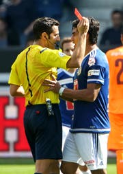 Dario Lezcano sieht die rote Karte und schubst Schiedsrichter Fedayi San. (Bild Philipp Schmidli)
